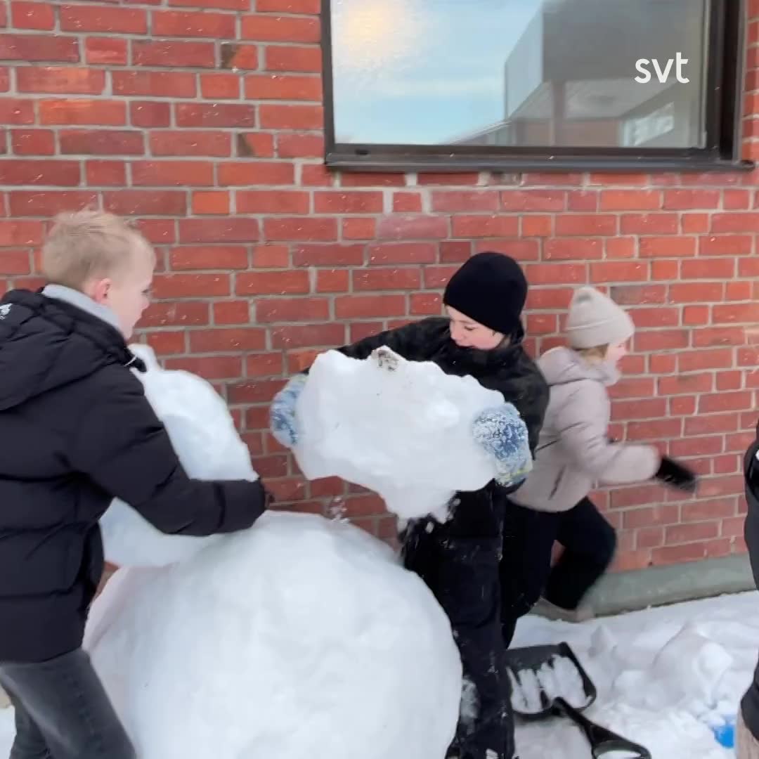 Elever i Matfors byggde 100 snögubbar på en dag